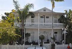 View of the front of the Casa De Luces in Florida Keys